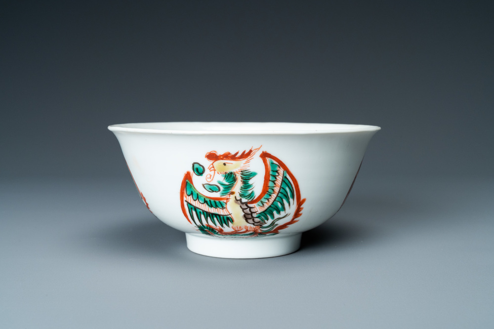 Un bol en porcelaine de Chine famille verte &agrave; d&eacute;cor de ph&eacute;nix, marque de Chenghua, Kangxi