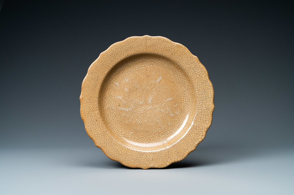 Un plat en porcelaine de Chine de type ge &agrave; &eacute;mail craquel&eacute; sur fond brun, Qianlong