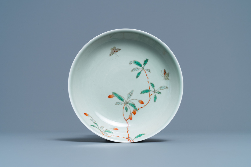 Une assiette en porcelaine de Chine famille verte &agrave; fond c&eacute;ladon, marque de Wanli, Kangxi/Yongzheng