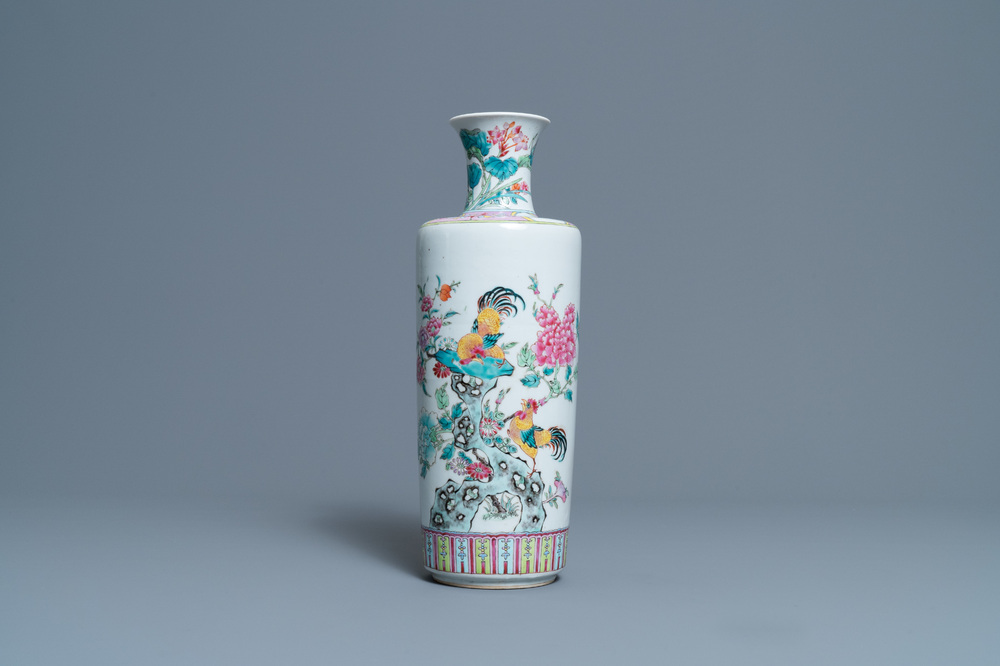 Un vase de forme rouleau en porcelaine de Chine famille rose &agrave; d&eacute;cor de coqs, 19&egrave;me
