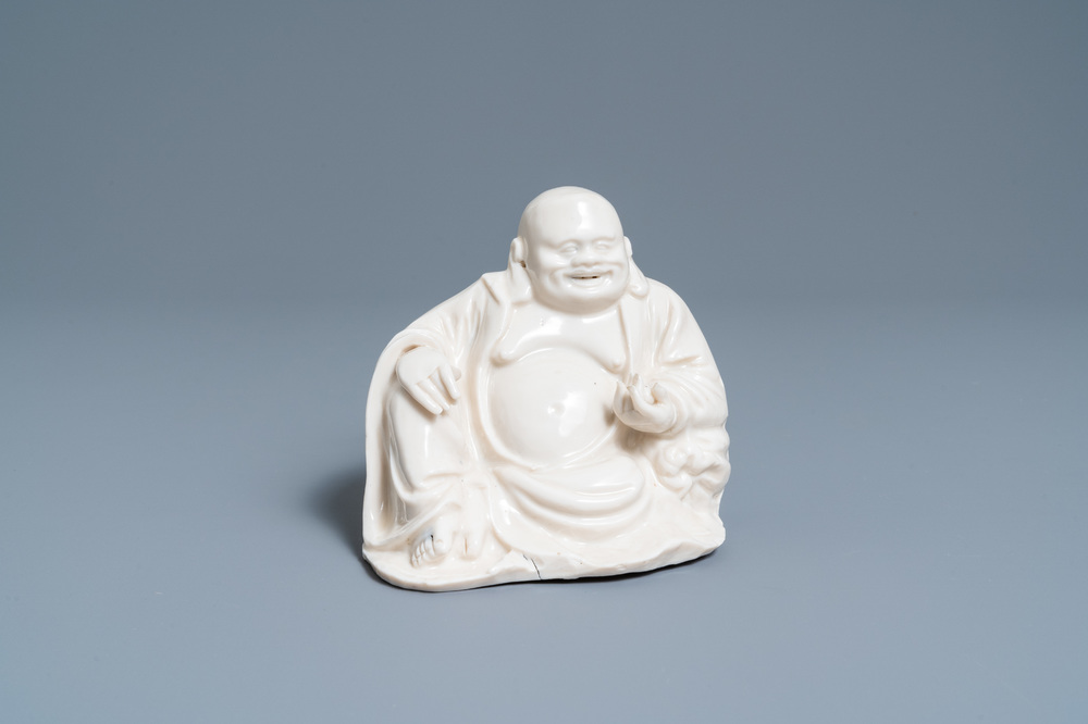 Een Chinese Dehua blanc de Chine figuur van Boeddha, 18/19e eeuw