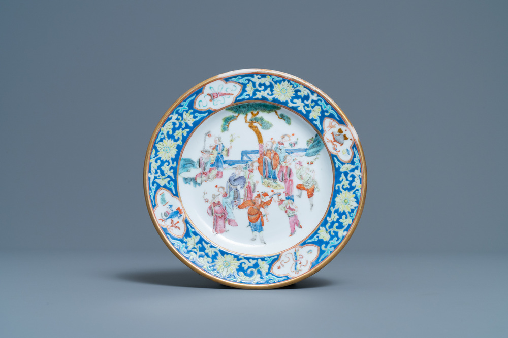 Une assiette en porcelaine de Chine famille rose, marque et &eacute;poque de Tongzhi