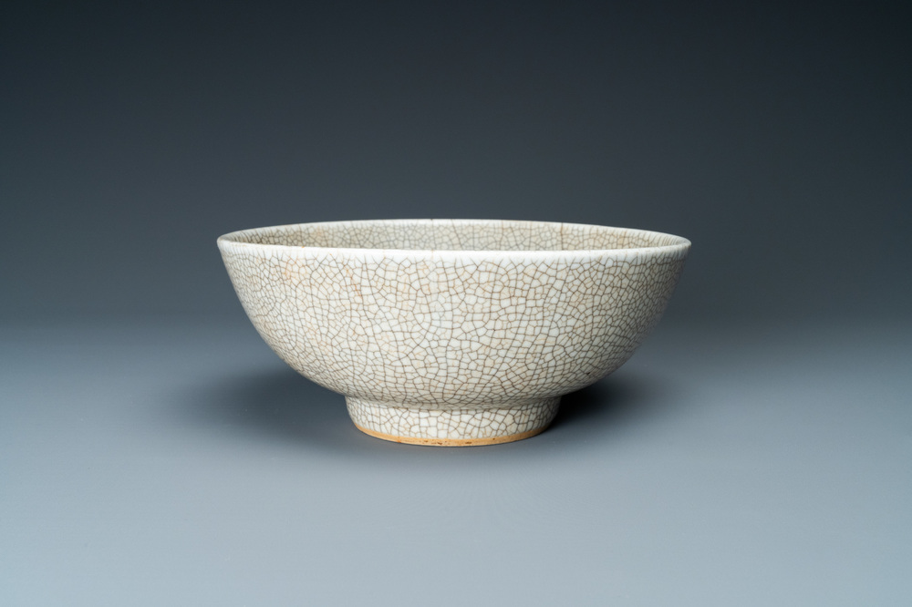 Un bol en porcelaine de Chine de type ge &agrave; &eacute;mail craquel&eacute;, Yongzheng/Qianlong