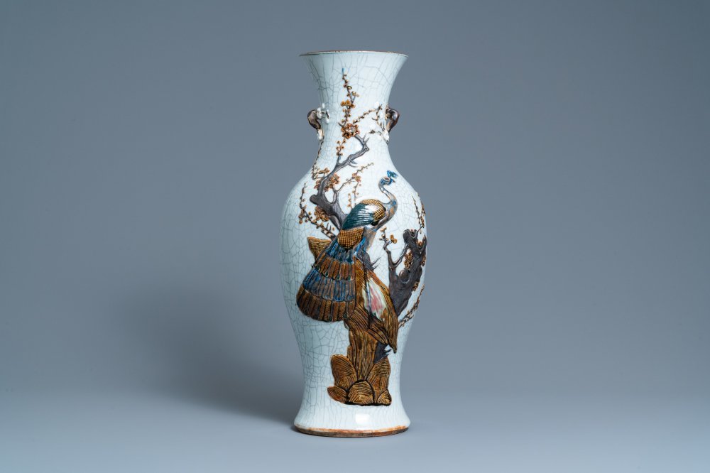 Un vase en porcelaine de Chine dite 'de Nankin' &agrave; d&eacute;cor d'un paon, marque de Chenghua, 19&egrave;me