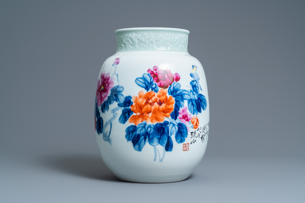 Een Chinese vaas met floraal decor, gesign. Wang En Huai, gedateerd 1997