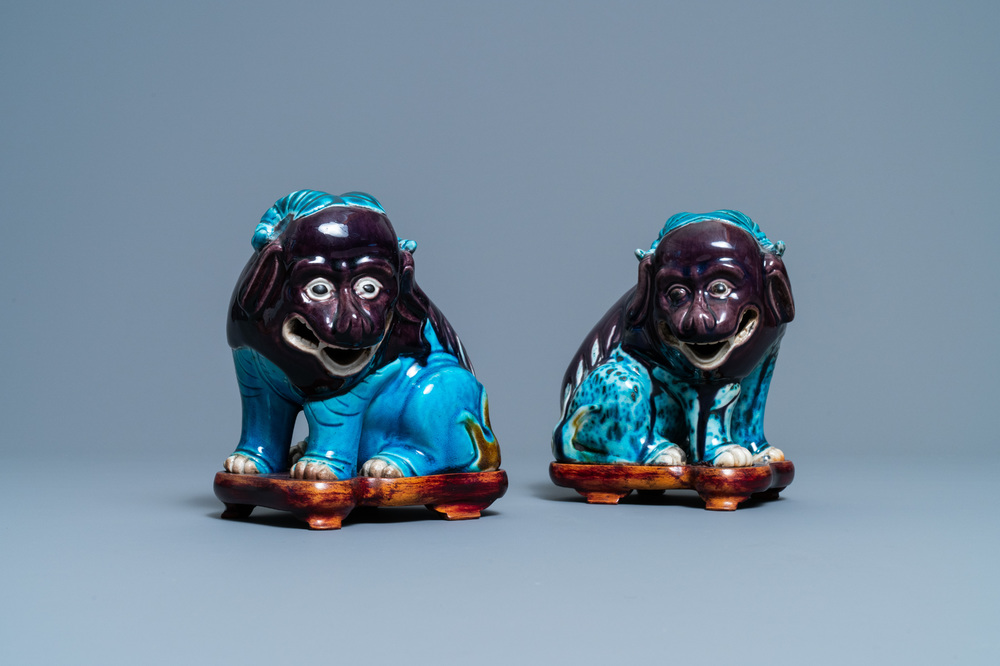 Une paire de mod&egrave;les d'animaux mythiques en porcelaine de Chine en turquoise et aubergine, 19&egrave;me