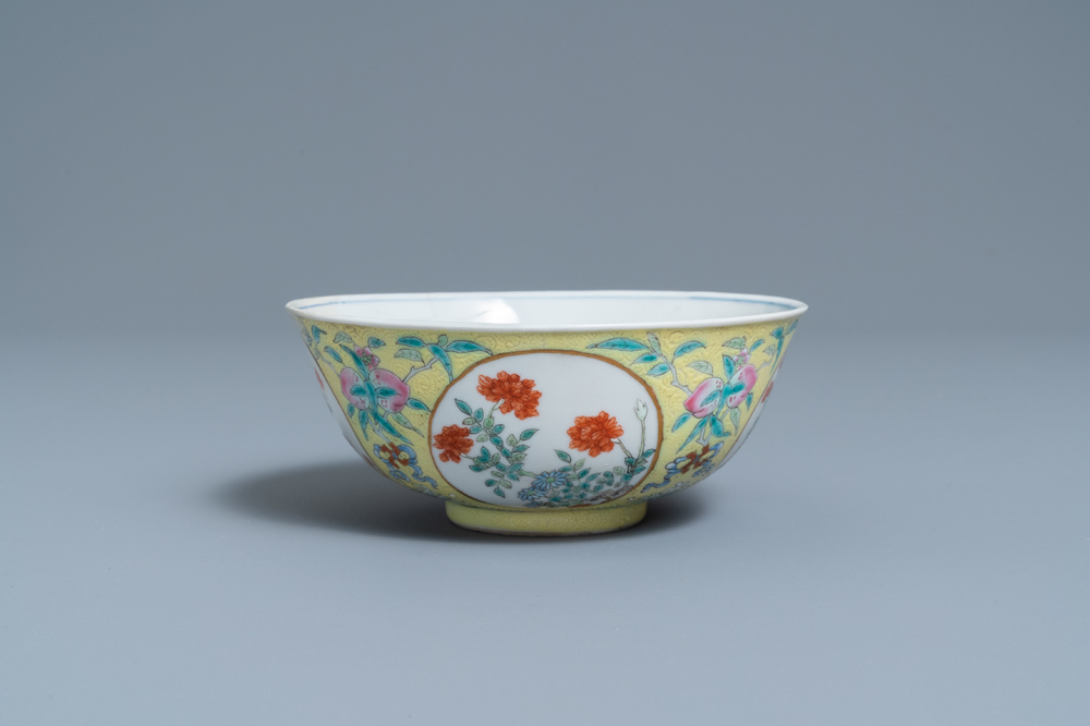 Un bol en porcelaine de Chine famille rose &agrave; fond jaune sgraffito, marque et &eacute;poque de Daoguang