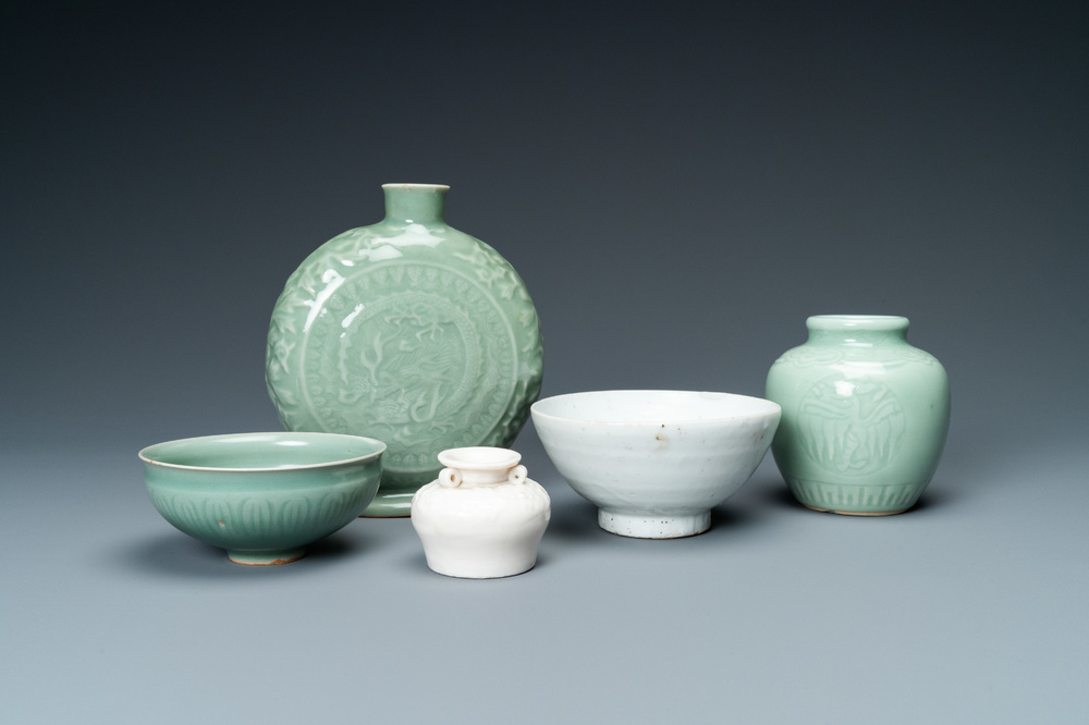 Drie Chinese monochrome celadon en blanc de Chine vazen en twee kommen, 19/20e eeuw