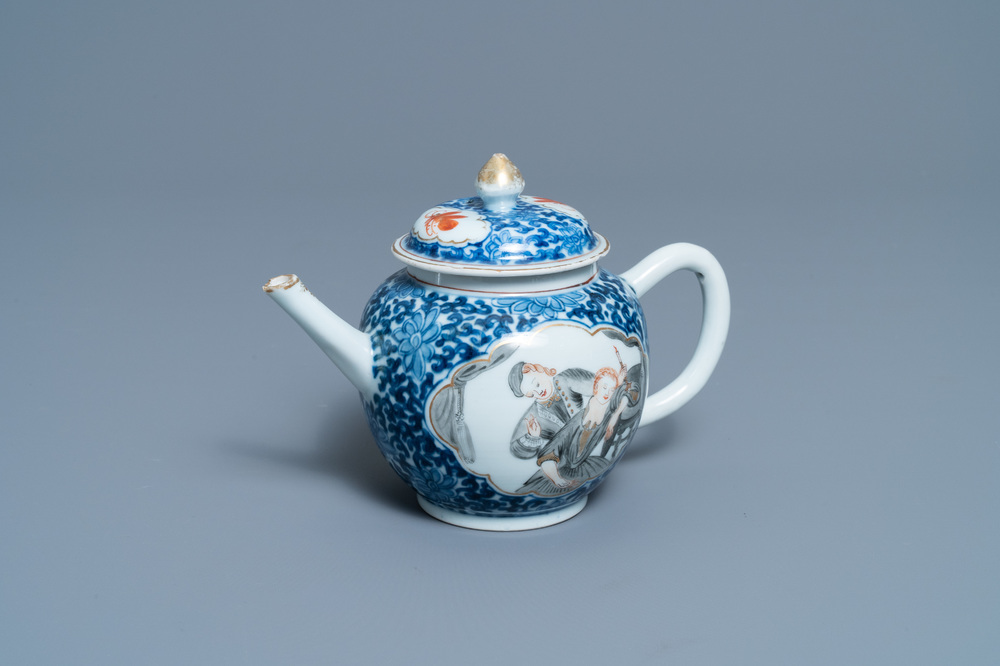 Een Chinese blauw-witte en grisaille theepot, 19e eeuw
