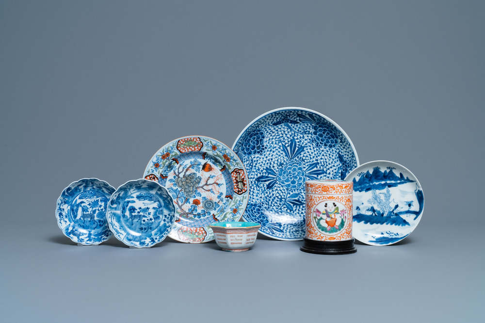 Cinq plats en porcelaine de Chine en bleu et blanc, un bol et un pot couvert, 18/19&egrave;me