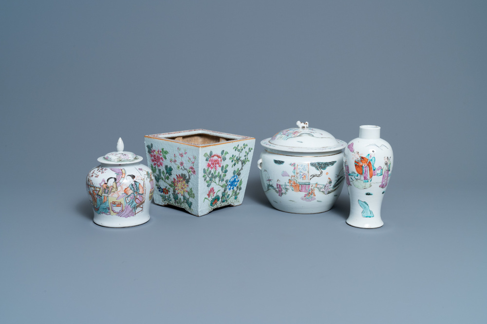 Une jardini&egrave;re, deux vases et un bol couvert en porcelaine de Chine famille rose, 19/20&egrave;me