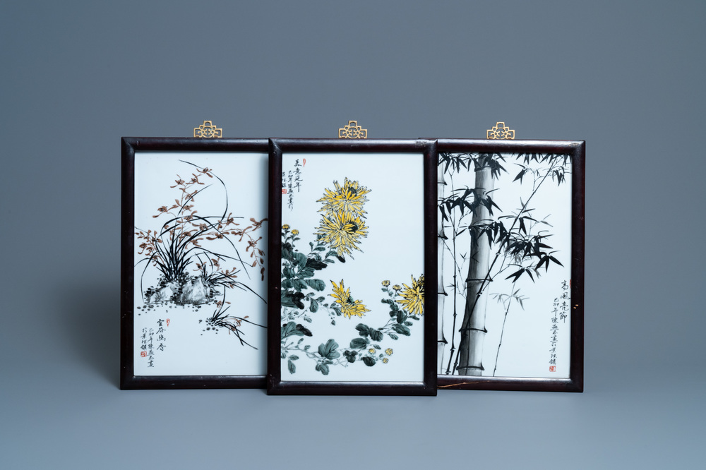 Trois plaques en porcelaine de Chine &agrave; d&eacute;cor floral, 20&egrave;me