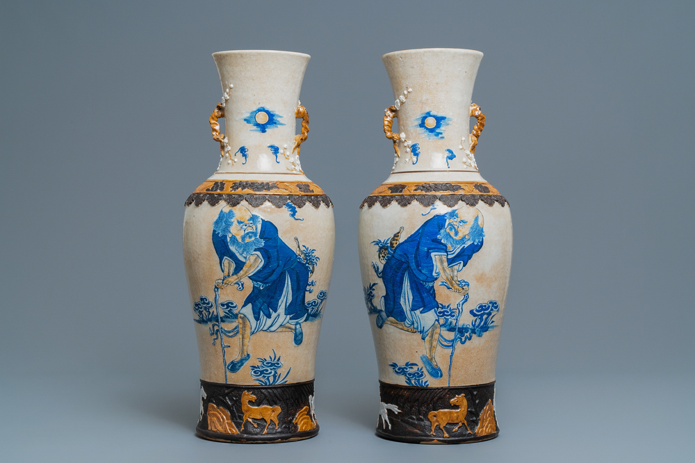 Une paire de vases en porcelaine de Chine dite 'de Nankin' figurant Li Tieguai, 19&egrave;me