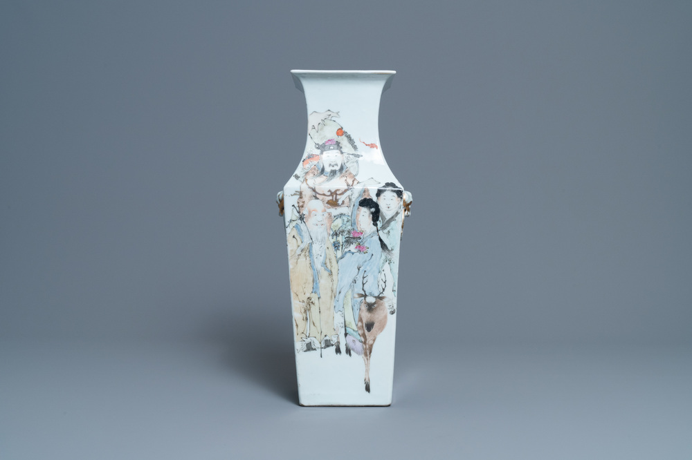 Un vase de forme carr&eacute;e en porcelaine de Chine qianjiang cai, sign&eacute; Ma Qingyun, 19/20&egrave;me