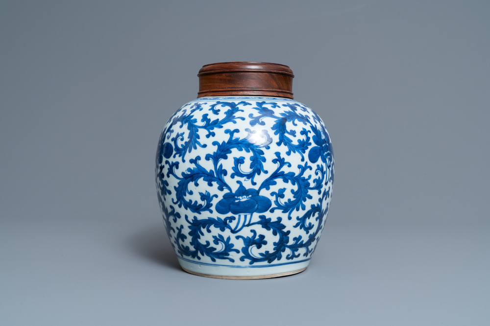 Een Chinese blauw-witte pot met floraal decor, Kangxi