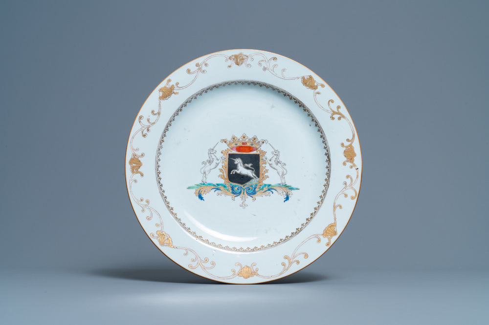 Un plat armori&eacute; 'van Beeftingh' en porcelaine de Chine pour le march&eacute; hollandais, Qianlong