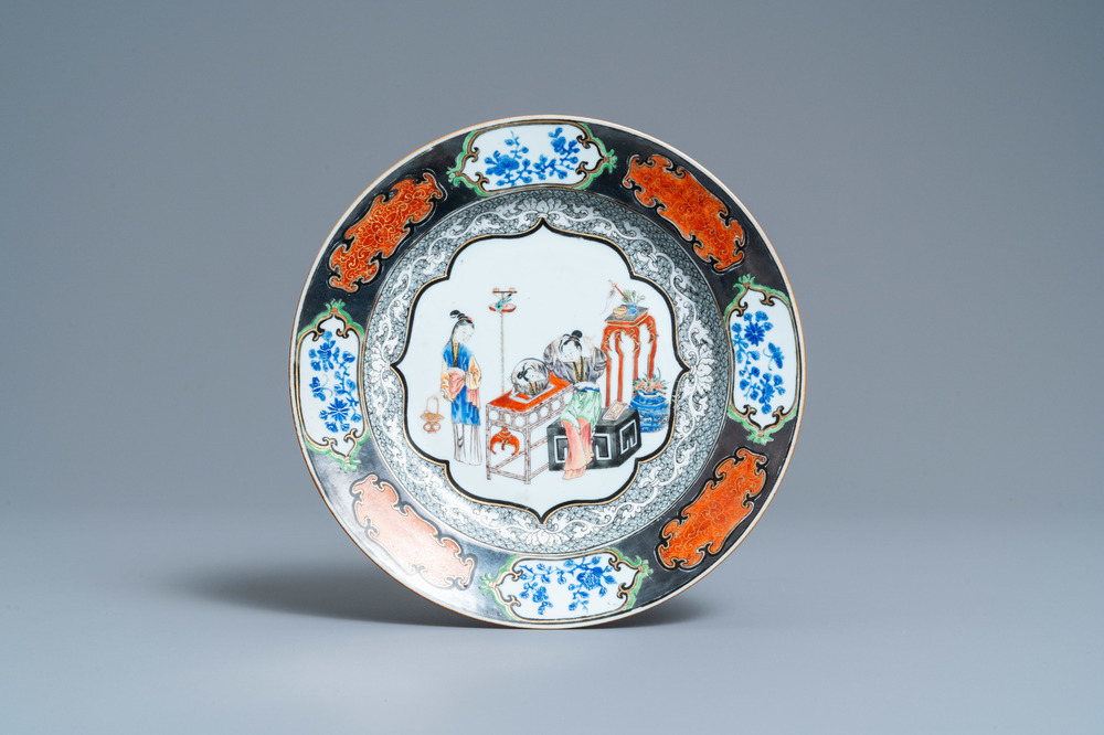 Une assiette en porcelaine de Chine famille rose &agrave; bordure en imitation d'argent, Yongzheng