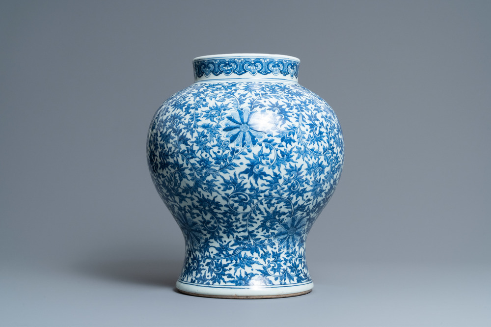 Un vase en porcelaine de Chine en bleu et blanc &agrave; d&eacute;cor de rinceaux de lotus, Qianlong