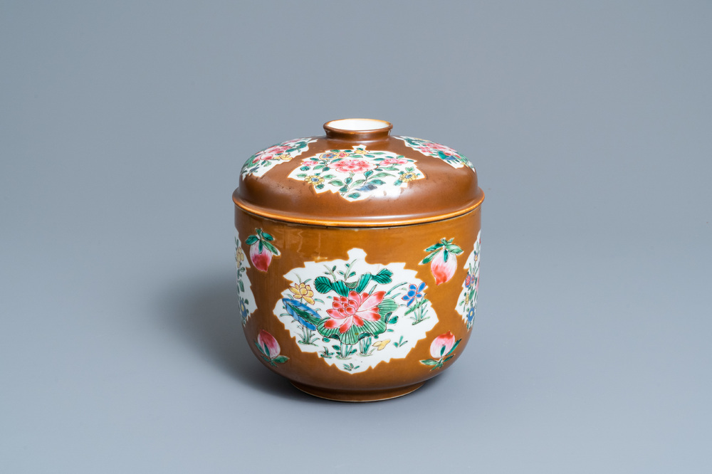 Un grand bol couvert en porcelaine de Chine famille rose &agrave; fond brun capucin, Qianlong