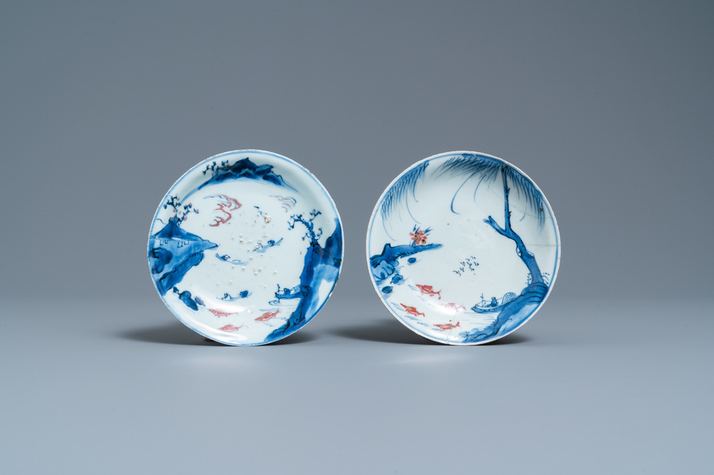 Twee Chinese blauw-witte en onderglazuur rode schotels met vissen, Transitie periode