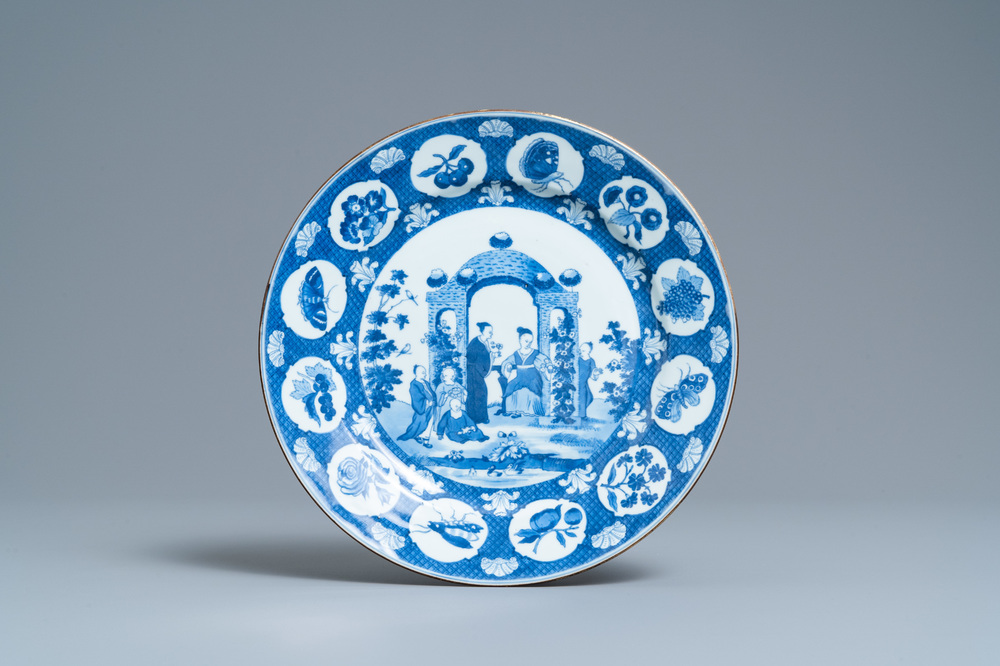 Un plat en porcelaine de Chine en bleu et blanc &agrave; d&eacute;cor '&agrave; la tonnelle' d'apr&egrave;s Cornelis Pronk, Qianlong