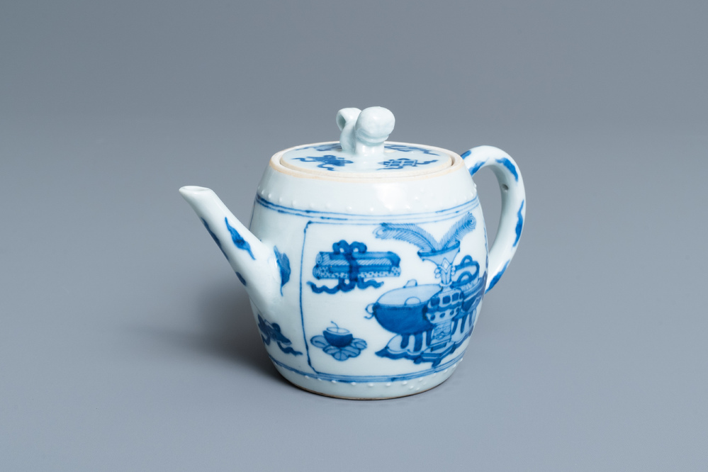 Une th&eacute;i&egrave;re en porcelaine de Chine en bleu et blanc &agrave; d&eacute;cor d'antiquit&eacute;s, Kangxi
