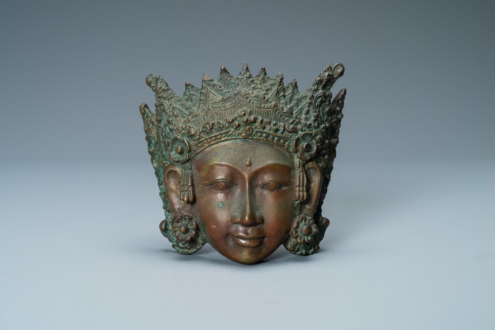 Een bronzen masker van een godin, Tibet of Zuidoost-Azi&euml;, 19e eeuw