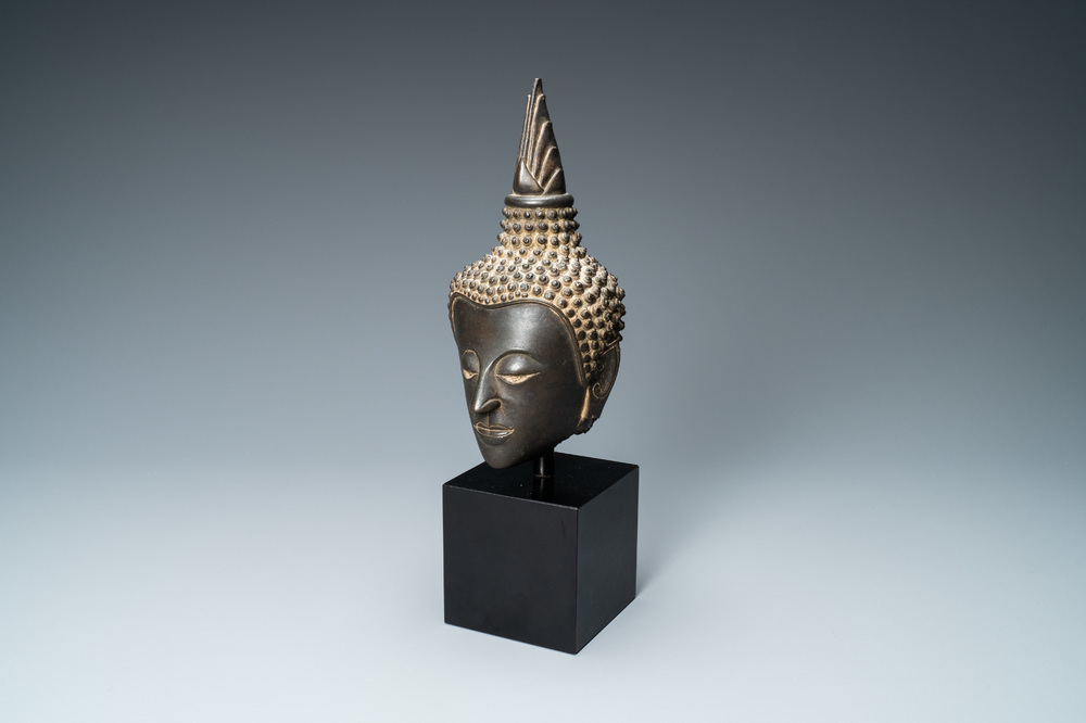 Een bronzen Boeddha hoofd in Ayutthaya-stijl, Thailand, 17/19e eeuw