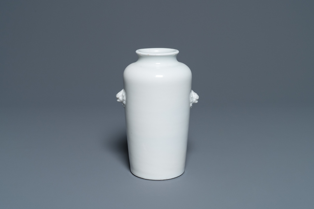 Un vase de forme rouleau en porcelaine blanc de Chine, Kangxi
