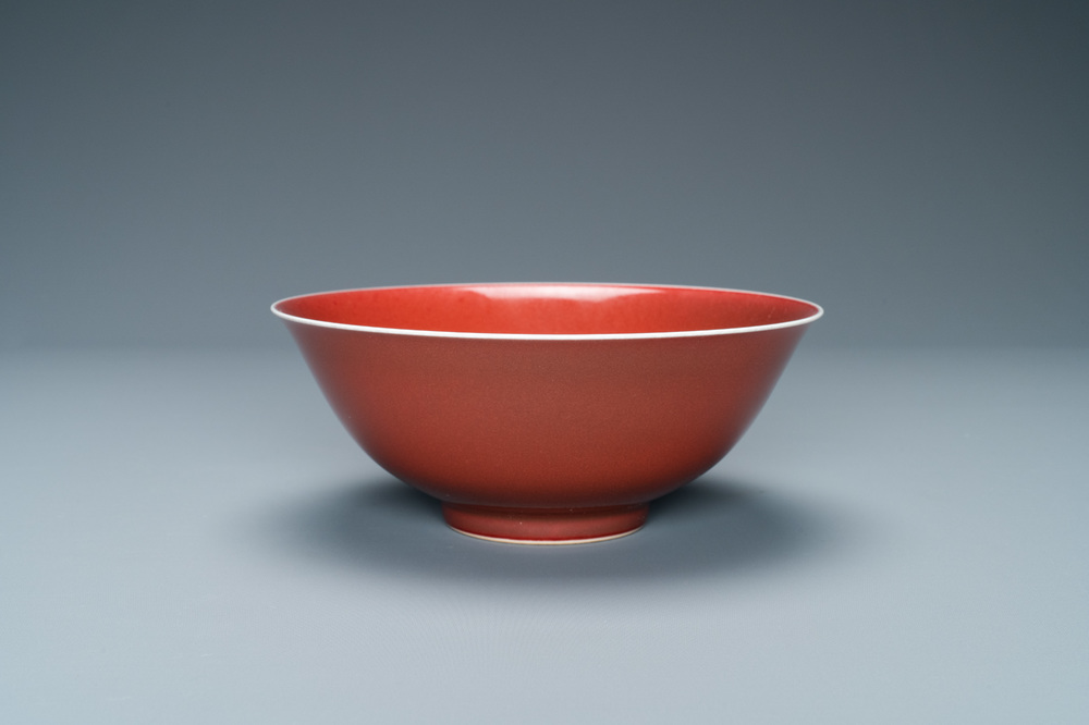 Un bol en porcelaine de Chine rouge de cuivre monochrome, marque de Qianlong, R&eacute;publique