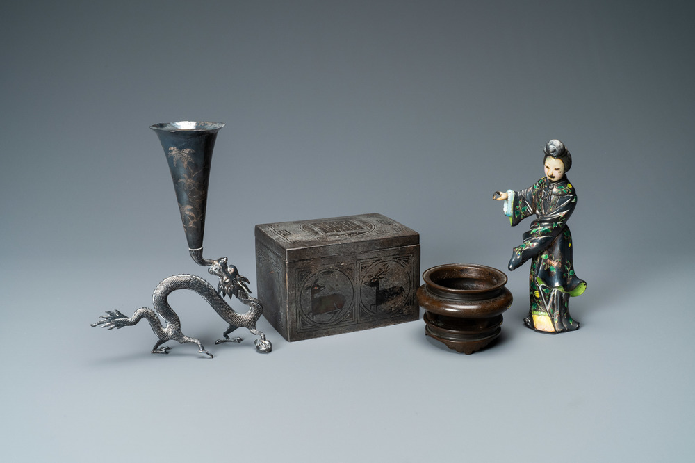 Une figure en argent &eacute;maill&eacute;, un vase en argent, un br&ucirc;le-parfum et une bo&icirc;te en cuivre incrust&eacute;, Chine, 19/20&egrave;me