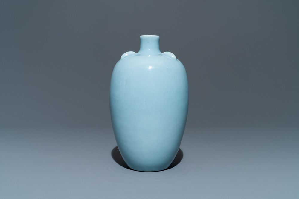 Un vase en porcelaine de Chine bleu de lavande monochrome, marque de Yongzheng, R&eacute;publique