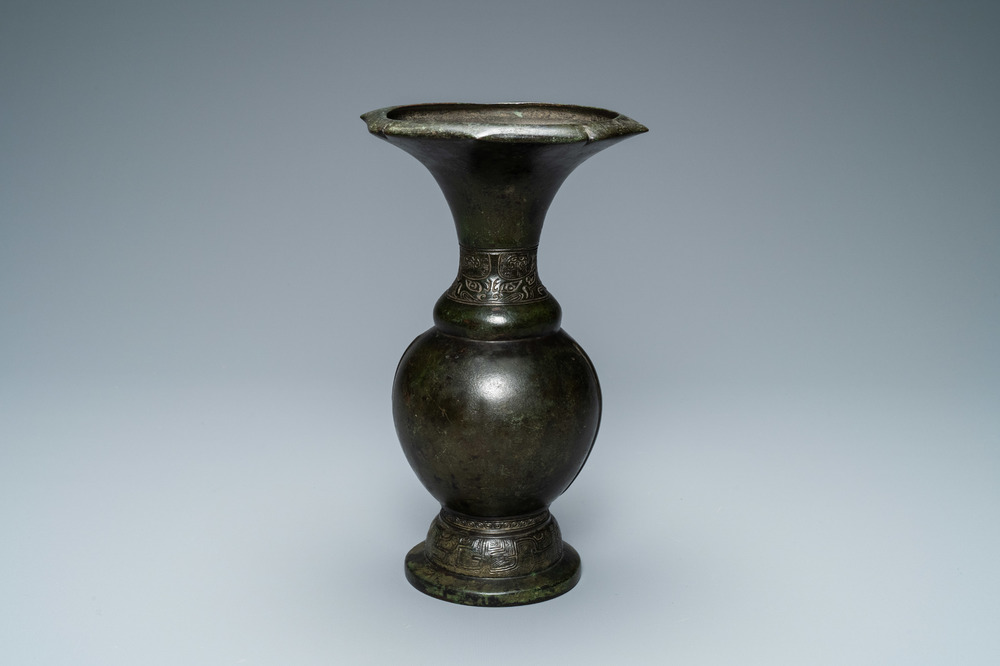 Een Chinese bronzen 'taotie' vaas, Song/Yuan