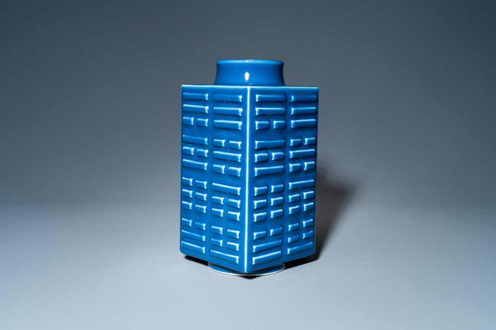 Een Chinese monochrome blauwe 'cong' vaas met trigrammen, Guangxu merk, Republiek