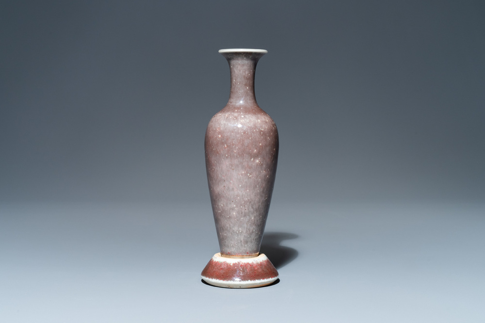 Un vase sur support en porcelaine de Chine &agrave; &eacute;mail 'fleur de p&ecirc;cher', marque de Kangxi, 19/20&egrave;me