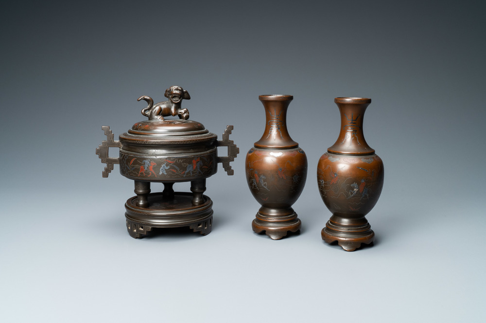 Een Chinese ingelegde bronzen wierookbrander en een paar vazen voor de Vietnamese markt, 19e eeuw