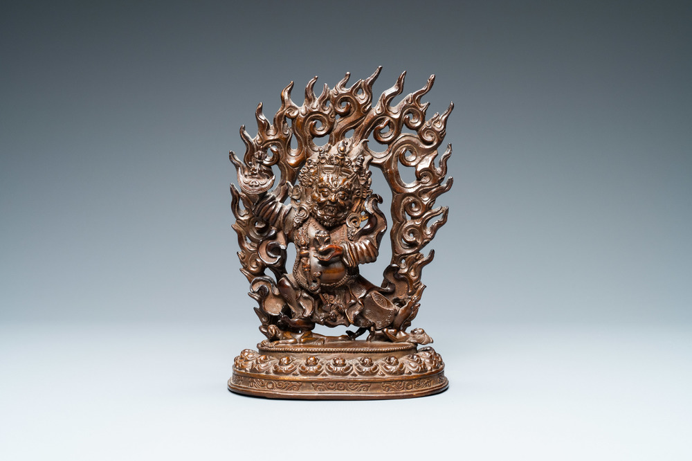 Een Sino-Tibetaanse bronzen figuur van Vajrapani, 17/18e eeuw