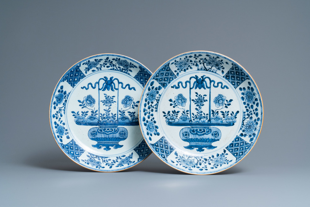 Une paire de plats en porcelaine de Chine en bleu et blanc &agrave; d&eacute;cor de paniers fleuris, Qianlong