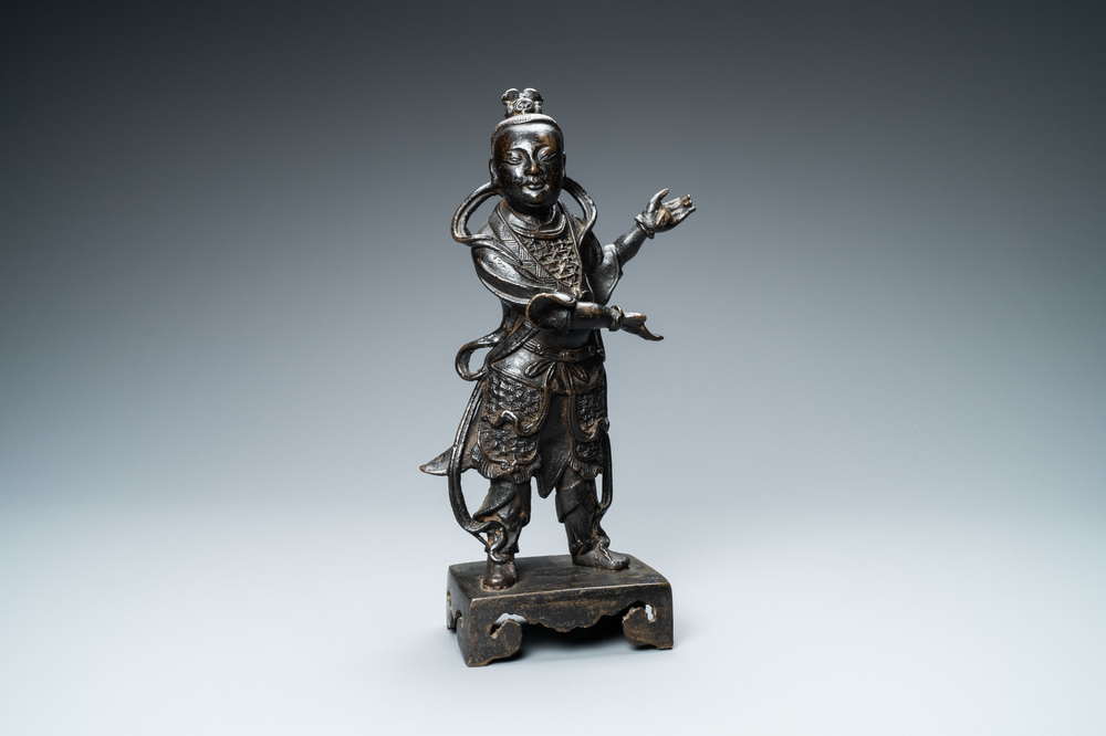Une figure d'un servant en bronze, Chine, Ming