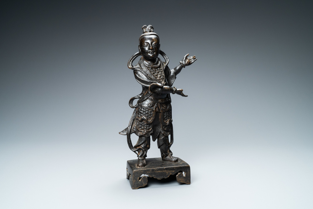 Een Chinese bronzen figuur van een dienaar, Ming