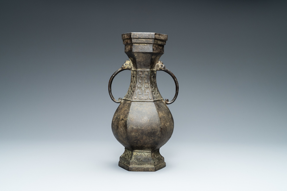 Un vase archa&iuml;que en bronze &agrave; inscription, marque de Xuande, Ming