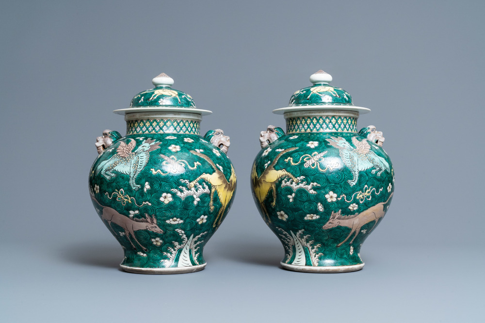 Une paire de vases couverts en porcelaine de Chine famille verte, 19&egrave;me