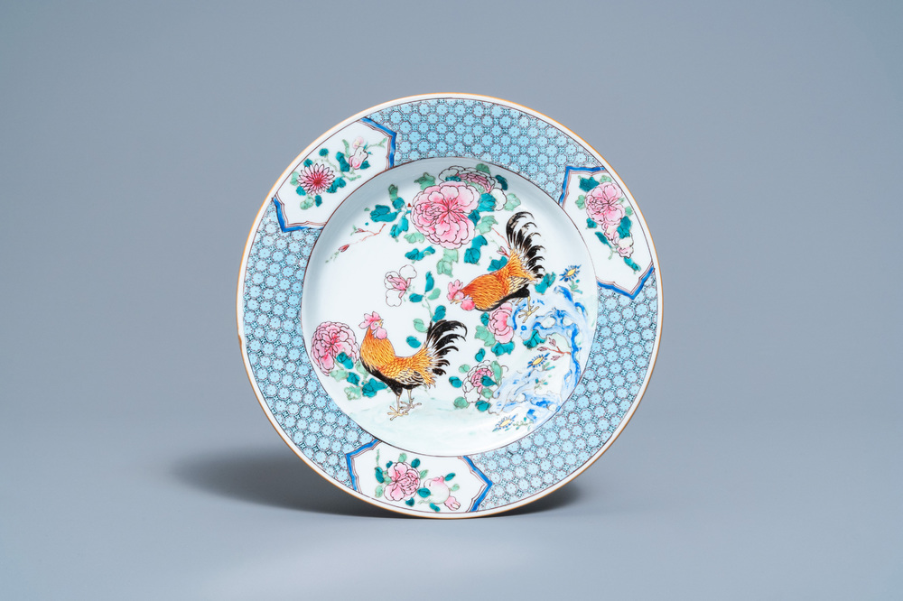 Une assiette en porcelaine de Chine famille rose &agrave; d&eacute;cor de deux coqs, Yongzheng