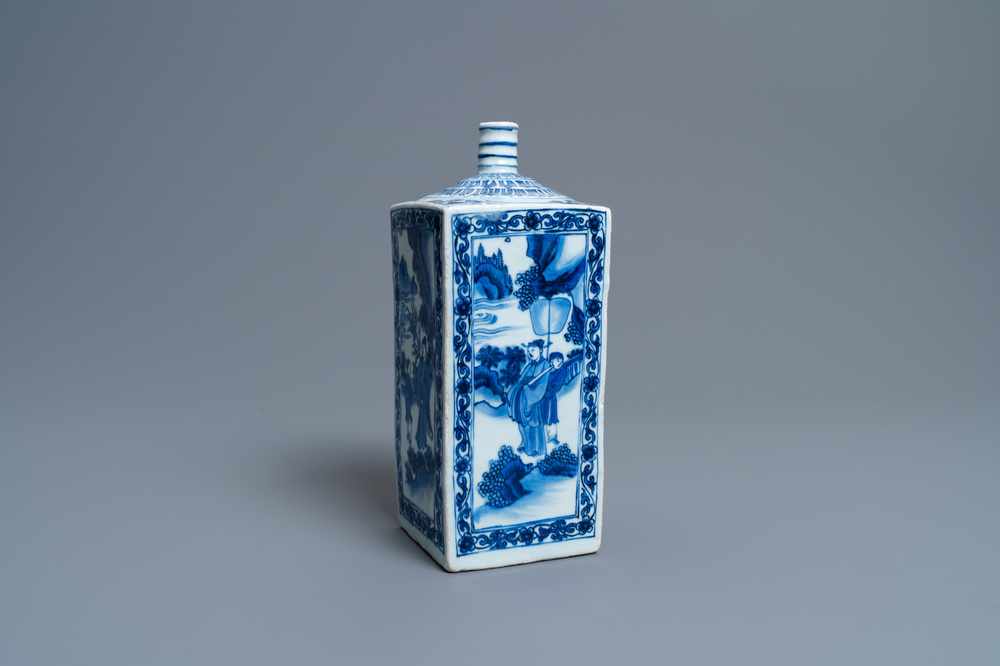 Une bouteille de forrme carr&eacute;e en porcelaine de Chine en bleu et blanc, &eacute;poque Transition
