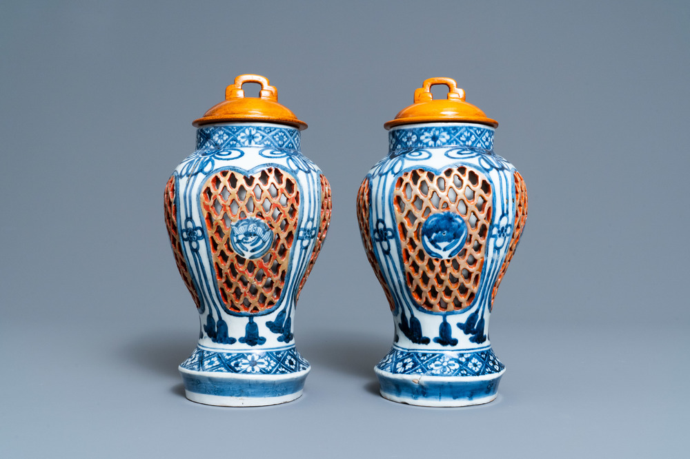 A pair of Japanese Arita blue and white reticulated vases, Edo, 17/18th C.