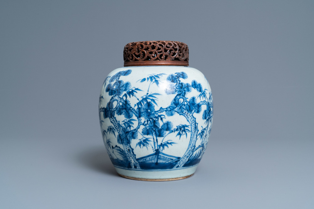Un pot en porcelaine de Chine en bleu et blanc &agrave; d&eacute;cor des 'Trois amis de l'hiver', Kangxi