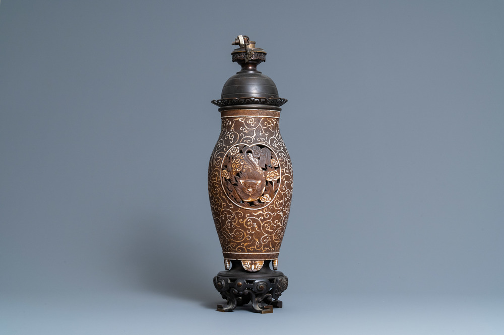 Un vase en biscuit ajour&eacute; &agrave; d&eacute;cor de lions bouddhistes mont&eacute; en lampe, Chine, 19&egrave;me