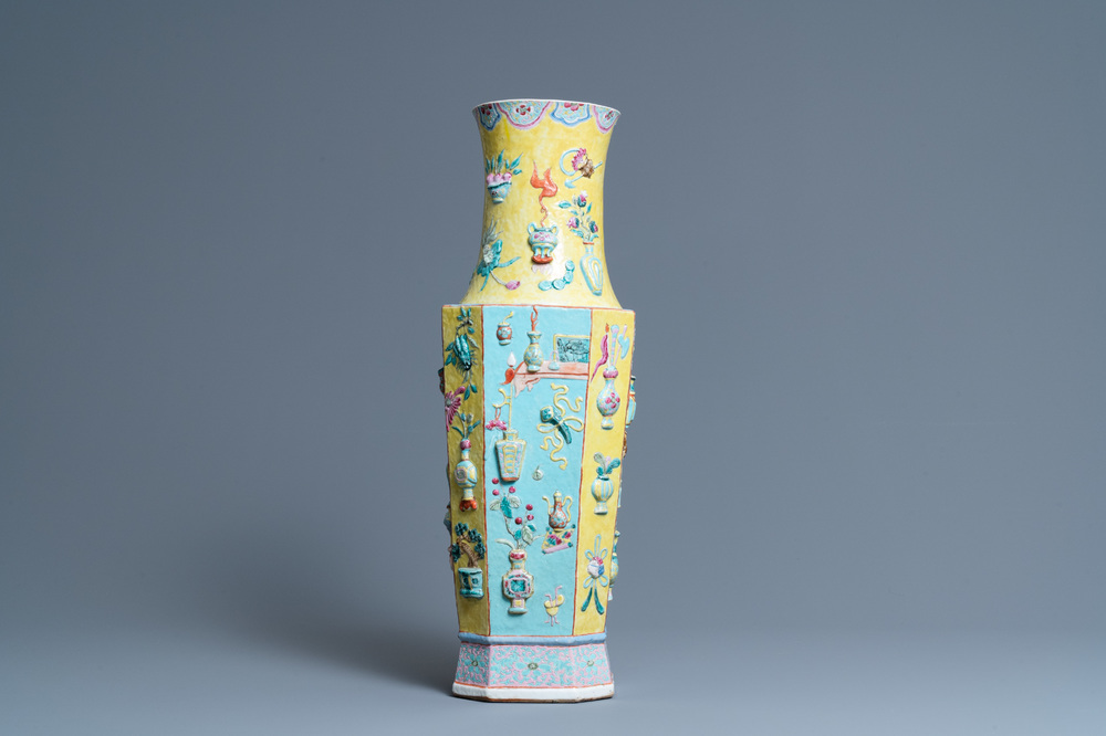 Un vase en porcelaine de Chine famille rose &agrave; d&eacute;cor appliqu&eacute; d'antiquit&eacute;s, 19&egrave;me