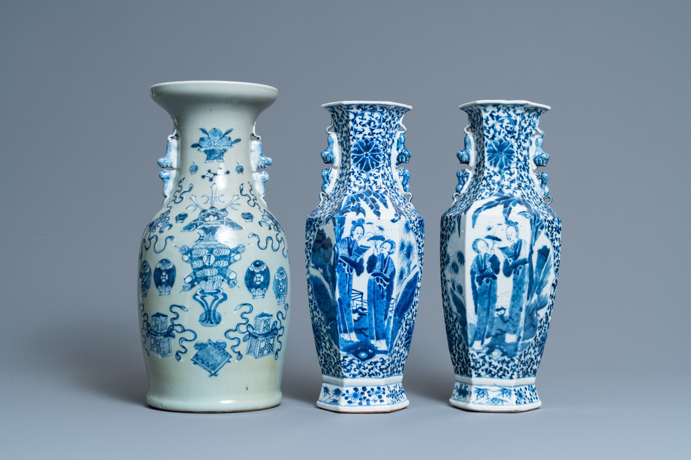 Une paire de vases en porcelaine de Chine en bleu et blanc et un &agrave; fond c&eacute;ladon, 19&egrave;me