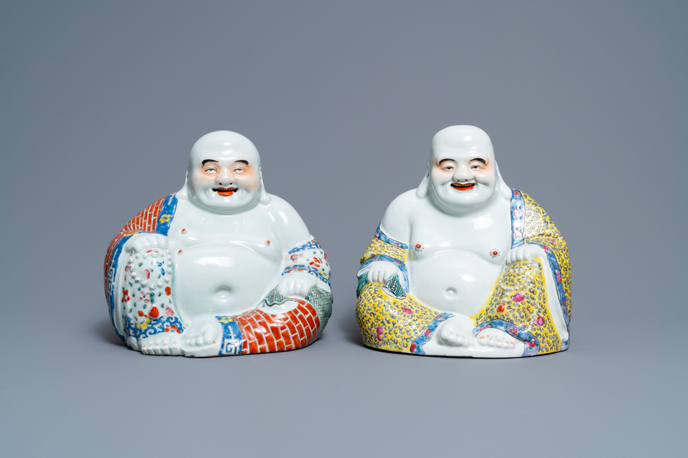 Deux figures de Bouddha en porcelaine de Chine famille rose, marques en creux, 19&egrave;me